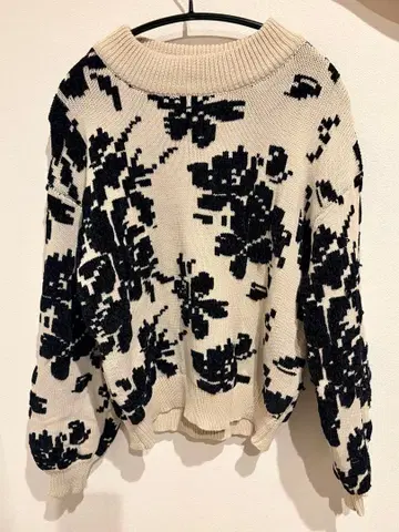 Lumier 아이보리 블랙 니트 스웨터