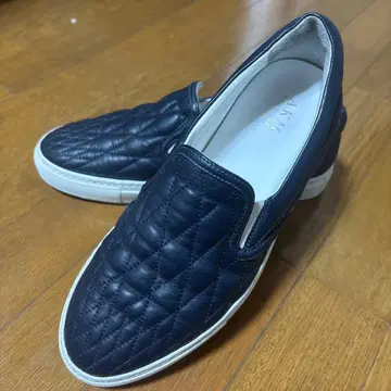 AKM 네이비 퀼팅 가죽 슬립온