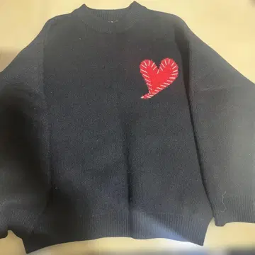 PLUS 82 HIYA 하트 자수 블랙 니트