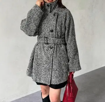 [ Thevon ] 트위드 파이핑 미들 코트 세봉 블랙