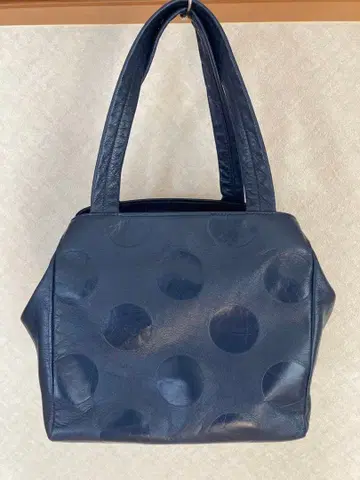 네이비 도트 무늬 가죽 토트백