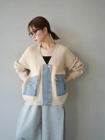 데님 포켓 디자인 니트 가디건 lumier 뤼미에 같은 형태