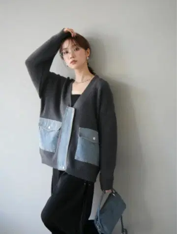 데님 포켓 디자인 니트 가디건 lumier 뤼미에 같은 형태