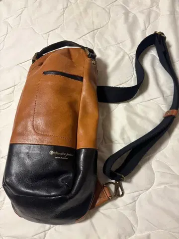 master-piece 바디백 가죽제