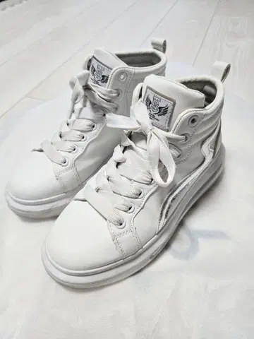 화이트 하이컷 스니커즈 메탈릭 디자인 37