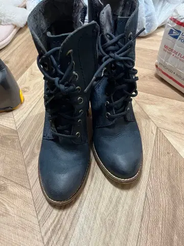 블랙에 가까운 네이비 컬러 레이스업 부츠 중간 힐