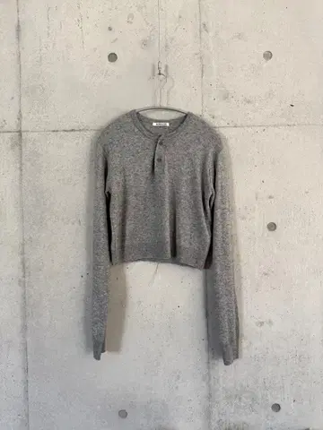 AURALEE 그레이 크롭 스웨터