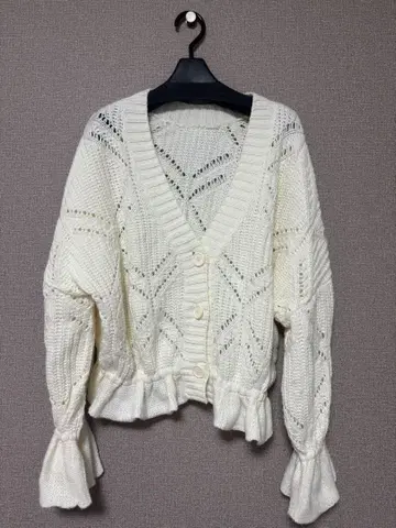 프릴 니트 가디건 화이트 화이트 니트 굵은 니트 루즈 실루엣