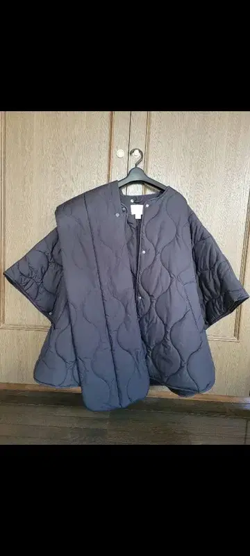 새상품급 H&M 머플러 포함 퀼팅 판초 아우터
