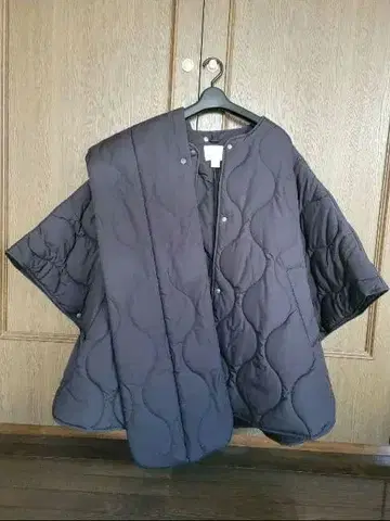 새상품급 H&M 머플러 포함 퀼팅 판초 아우터