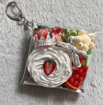 가챠 파우치 [ 화이트 곰돌이 큰 딸기 휘핑 도넛 ]