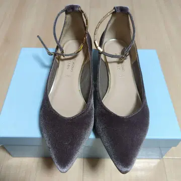 모드 에 자코모 그레이 베이지 스웨이드 스트랩 펌프스 23cm