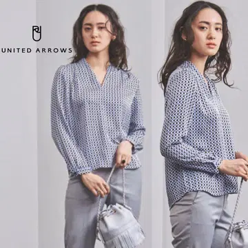 새상품급 유나이티드 애로우즈 지오메트릭 프린트 에어리 V넥 블라우스 F