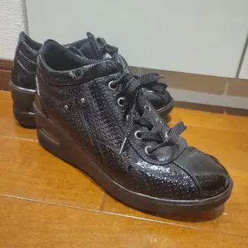 TABIBIYORI 블랙 인솔 하이컷 스니커즈 통굽 23.5