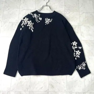 새상품급 현행 엘르만노 쉘비노 꽃 자수 니트 크루넥 네이비