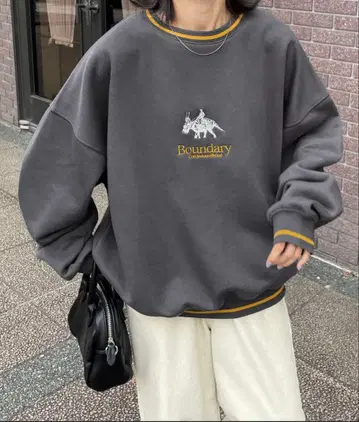 CHILLFAR 라인 배색 자수 맨투맨