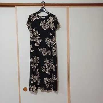 하와이안 패턴의 블랙과 베이지 꽃무늬 반팔 롱 원피스