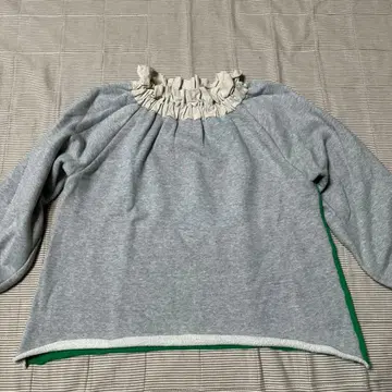 프릴넥 그레이 긴팔 맨투맨