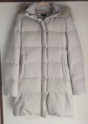 후드 부착 라이트 그레이 다운 코트