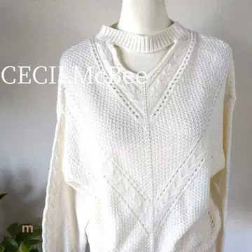 새상품급 세실 맥비 화이트 케이블 짜임 V넥 컷 아웃 디자인 니트