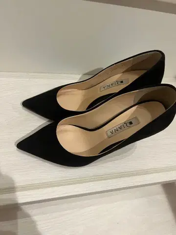 다이애나 힐 펌프스 블랙