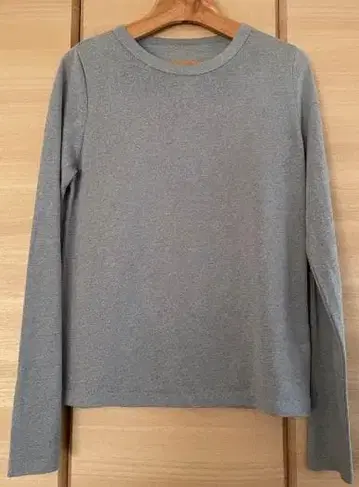 그레이 긴팔 T셔츠
