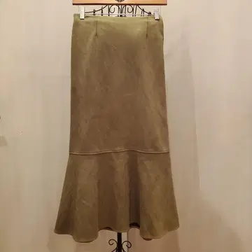 올리브 그린 스웨이드풍 플레어 스커트