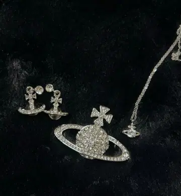 비비안 액세서리 3종 세트 귀걸이 목걸이 브로치 실버 계열