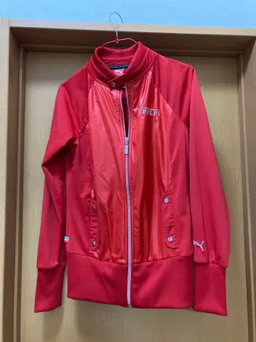 새상품급 Puma Ferrari 레드 자켓 여성용 S 사이즈
