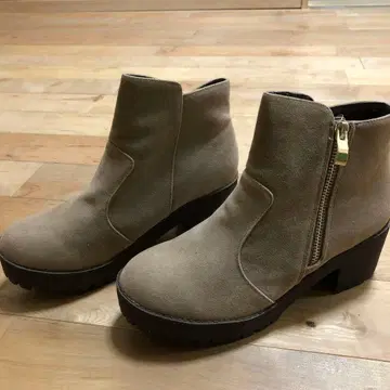 베이지 스웨이드 지퍼 부츠 중간 힐