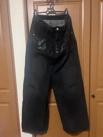 자수 그래픽 프린트 블랙 데님 팬츠