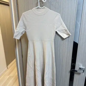 베이지 니트 원피스 반팔 머큐리 듀오