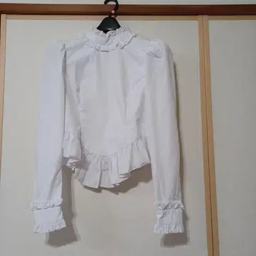 훌라 댄스 화이트 프릴 하이넥 긴팔 셔츠