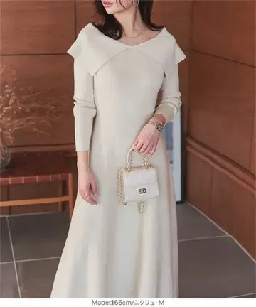 [미사용 새상품 택 포함] 멀티웨이 핏&플레어 오프숄더 니트 긴팔 원피스