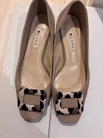 DIANA 다크 베이지 실키 아이보리 레오파드 플로키 P 스웨이드