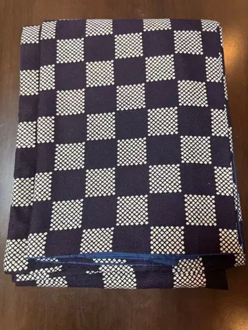네이비와 화이트 체크 무늬 유카타 옷감
