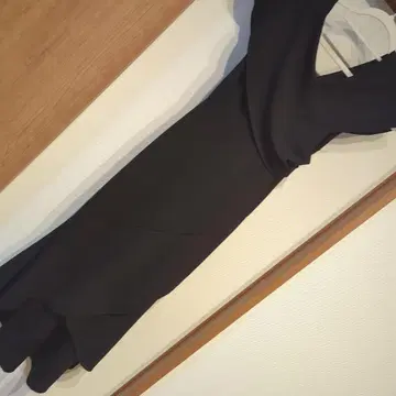 블랙 드레이프 넥 원피스