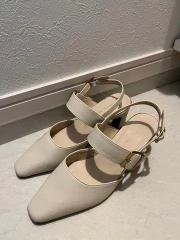 찰스앤키스 아이보리 스퀘어토 펌프스