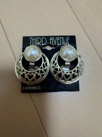 THIRD AVENUE 하트 모양 펄 귀찌