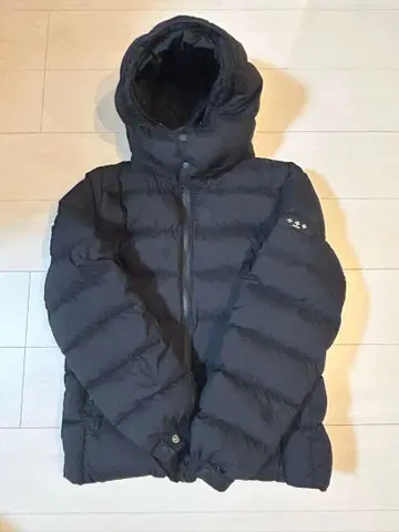 새상품급 TATRAS 후드 부착 블랙 다운 자켓