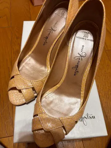 긴자 카네마츠 베이지 오픈토 펌프스