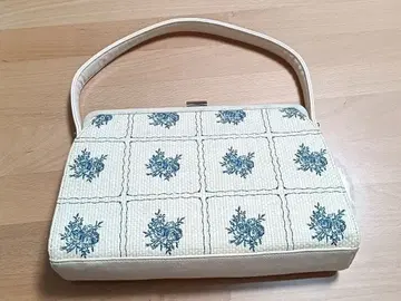 꽃무늬 자수 화이트 핸드백