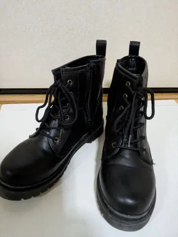 사이드 지퍼 블랙 부츠