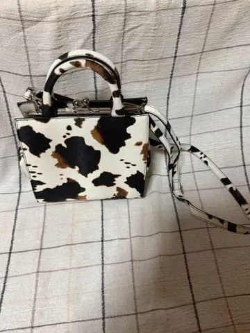 아줄바이마우지 메탈 프레임백 카우 패턴