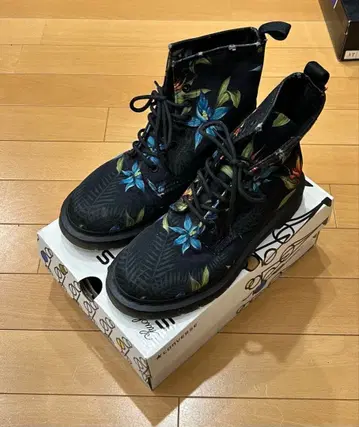 닥터마틴 꽃무늬 8홀 부츠 UK4 EU37 JP23cm 꽃무늬