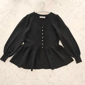 2024년 M 프리미어 V넥 페플럼 니트 가디건 블랙