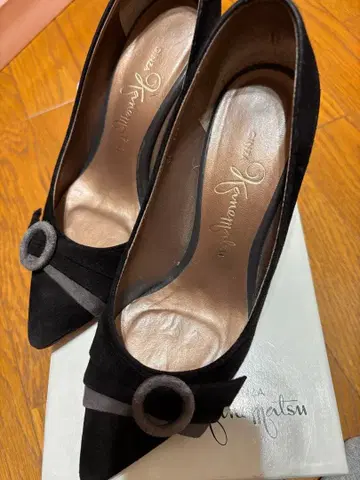 긴자 카네마츠 블랙 스틸레토 펌프스