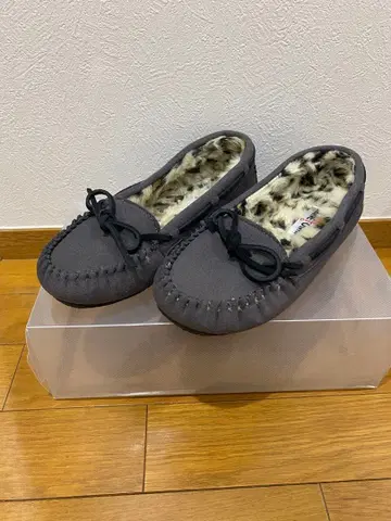 미네통카 25cm 그레이 모카신 퍼