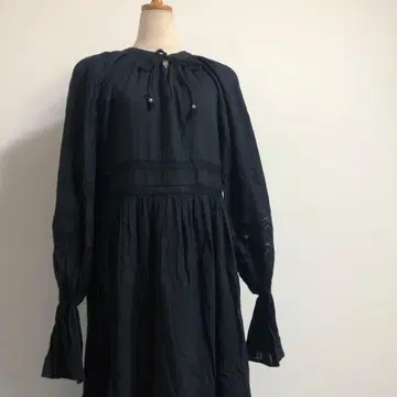 벨 슬리브가 엘레강트한 블랙 긴팔 롱 원피스