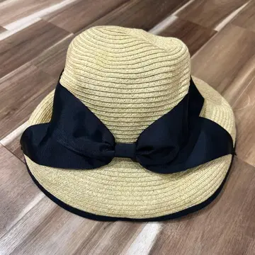 베이지 스트로우 햇 블랙 리본 포함